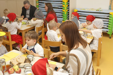 Tradicionalni slovenski zajtrk  vrtec Cerknica 22 Foto Ljubo Vukelič